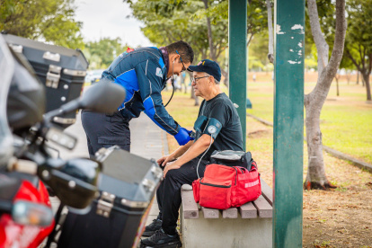 En los parques de la ciudad hubo personal atendiendo a los ciudadanos.