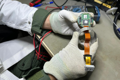 Fotografía cedida por la Fuerza Aérea Brasileña que muestra a un operario en São Paulo.