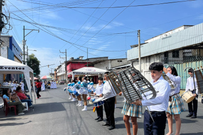 La música cautivó a los habitantes del barrio.