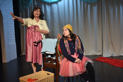 Una hora de felicidad se estrena el jueves 15 de agosto en la Sala Mariana de Jesús de la Casa de las Culturas Benjamín Carrión.