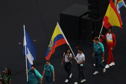 Los medallistas Lucía Yépez y Daniel Pintado fueron los abanderados en la ceremonia de clausura de París 2024.