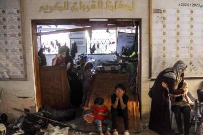 Varios palestinos lloran tras un ataque israelí contra la escuela Al-Taba"een en el barrio de Daraj Tuffah.