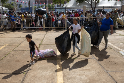 Personas participan en la jornada "Plásticos por Útiles Escolares" que organiza la Alcaldía del Distrito Nacional, en Santo Domingo.