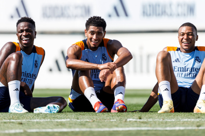 Vinícius (i), Bellingham y Mbappé (d) en el entrenamiento de Real Madrid previo al encuentro ante Atalanta