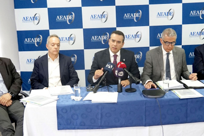 Directivos de la Aeade, en rueda de prensa este 12 de agosto de 2024.