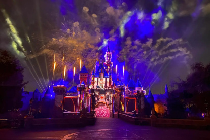 Parque. Juegos artificiales en Disney.