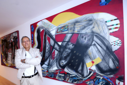 El pintor Carlos Rosero tiene cincuenta años de trayectoria artística y ha recibido una veintena de galardones.