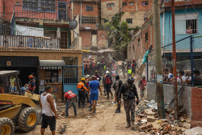 Rescatistas trabajan en la zona donde se derrumbó un edificio de tres pisos