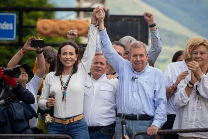 La líder opositora María Corina Machado (i) junto al abanderado opositor Edmundo González Urrutia en Caracas.
