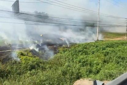 El fuego se ha esparcido sobre la maleza en el kilómetro 11 de la vía a la costa.