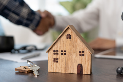 Los postulantes pueden ser ecuatorianos o extranjeros, pero deben residir en Ecuador.