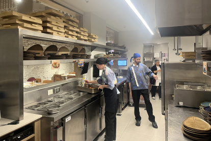 ACOMAÑA CRÓNICA: ARGENTINA INCLUSIÓN. AME9827. BUENOS AIRES (ARGENTINA), 12/08/2024.- Fotografía de archivo fechada el 3 de julio de 2024 de la cocina del restaurante Alamesa, en Buenos Aires (Argentina). Sin cuchillos y sin fuegos, pero con ingentes cantidades de esfuerzo y dedicación: así ha conseguido el restaurante Alamesa su revolución gastronómica y ser ejemplo de inclusión en Argentina para personas neurodivergentes -las que sufren variaciones en el campo neurológico-, con un sistema que les ha permitido impulsar su desarrollo profesional. EFE/ Rafa Sanz