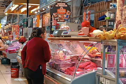 Mercado. En el Diez de Agosto, las familias sienten el alza cuando les toca pagar al menos $ 30 más.