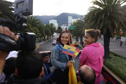 Neisi Dajomes y Angie Palacios recorriendo las calles de Quito.