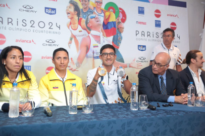 Medallistas olímpicos y Jorge Delgado en rueda de prensa desde Guayaquil.