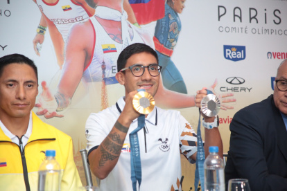 Daniel Pintado muestra sus medallas en rueda de prensa.