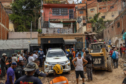 El edificio ubicado en la barriada caraqueña de Petare, la mayor favela de Venezuela, se derrumbó.