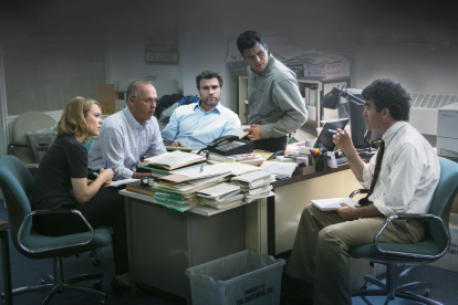 Cuatro periodistas de The Boston Globe indagan sobre el masivo abuso a menores de parte de los sacerdotes en Boston, que fueron protegidos por la curia de Boston.