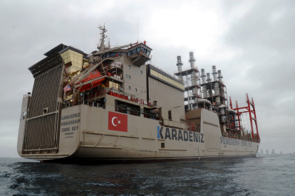 Nave. El barco turco que va a generar energía eléctrica para Guayaquil, en el río Guayas.