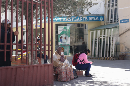 Personas esperando frente a la clínica de radioterapia del Seguro Universal de Bolivia.