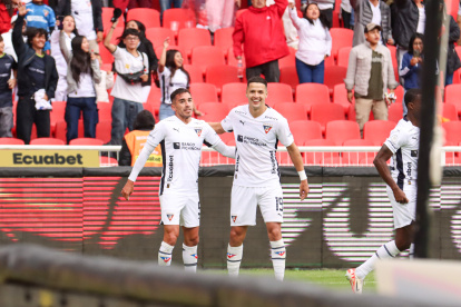 El delantero paraguayo Álex Arce (d) comandará el ataque de los albos.