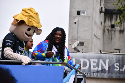 Lisseth Ayoví recorrió la Av. 25 de Junio y saludó a cientos de machaleños que la esperaban.