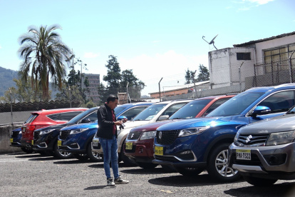 Los autos nuevos estaban estacionados en el parqueadero del teatro Capitol