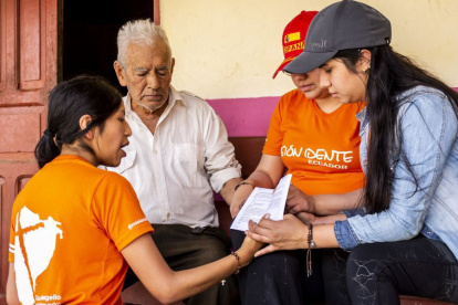 Aporte. Jóvenes se integran a la ayuda social evangelizando a residentes de comunidades.