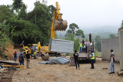 Operarios de la Prefectura de Cotopaxi realizaron tareas de descarga de los soportes y las bases del puente.