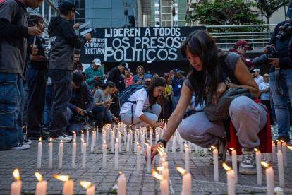 Caracas. Varias personas encienden velas en una vigilia nacional por los presos políticos.
