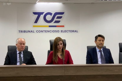 Autoridades. La jueza Ivonne Coloma (centro) es quien ahora preside el Tribunal Contencioso Electoral.