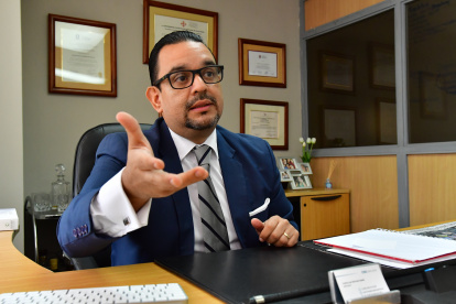 El abogado Carlos Luis Sánchez Gaete atendió a un equipo de EXPRESO.