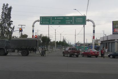 Ese es el cerco de seguridad levantado en la avenida Leopoldo Freire, cerca de la cárcel de Riobamba, desde hace ya varios meses.