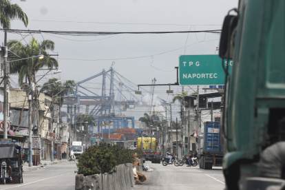 Puerto. Tráiler esperando retirar los contenedores que llegan al país.