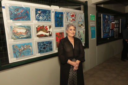 Patricia León Guerrero junto a parte de su obra.