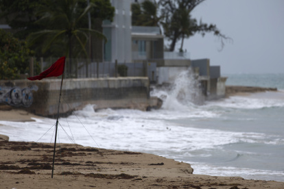 Una bandera y los fuertes vientos en la Playa de Ocean Park,