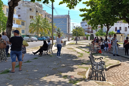 Personas que esperan para ser atendidas por personal de la embajada de los Estados Unidos en La Habana.