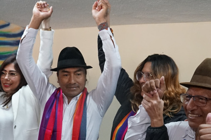 Leonidas Iza y Katiuska Molina (i) serán los candidatos del binomio presidencial de Pachakutik.