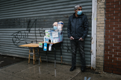 Un ciudadano neoyorquino vendiendo mascarillas y tapabocas.