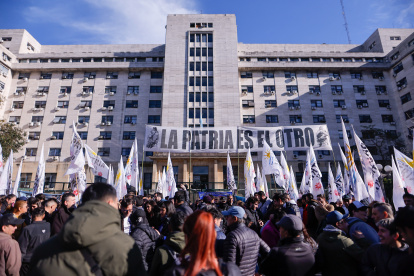 Simpatizantes de la expresidenta de Argentina, Cristina Fernández (2007-2015), se reúnen frente al juzgado.