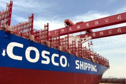 Es una compañía estatal del gobierno de la República Popular China, propietaria de 1413 buques que llegan a más de 100 puertos del mundo.