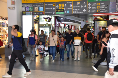 Desde la tarde del 8 de agosto, los viajeros empezaron a llegar a las terminales.