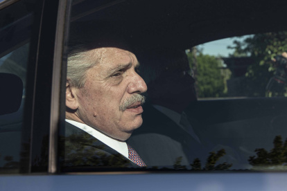 El expresidente Alberto Fernández visitando al ex presidente de Uruguay José Mujica en Montevideo.