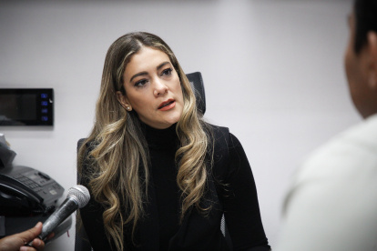 La funcionaria mientras dialoga con EXPRESO