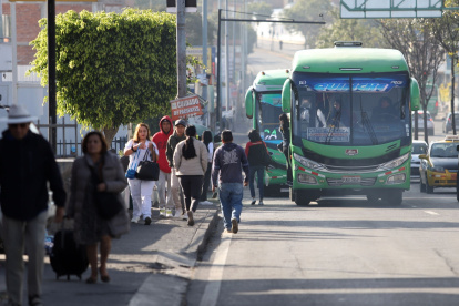 En horas pico los buses que circulan en Tumbaco se desbordan y los pasajeros van colgados de las puertas, lo que es un riesgo.
