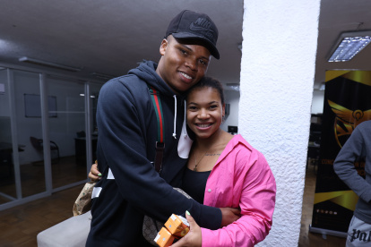 Angie Palacios con su esposo, Bryan de Jesús, después de la rueda de prensa en la Concentración Deportiva de Pichincha la noche del lunes 12 de agosto.