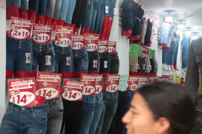 Precios. Prendas tan baratas que ni los clientes lo pueden creer. ¿Cómo logran costos bajos? La autoridad investiga si es contrabando técnico.