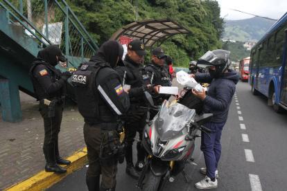Los policías realizan los patrullajes en vehículos y a pie.