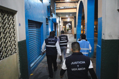 Hecho. Funcionarios de la Dirección de Justicia y Vigilancia clausuraron los locales.