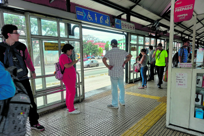 Los imperfectos en las puertas son otros de los incidentes que los guardias deben tener en cuenta para advertir a la ciudadanía.